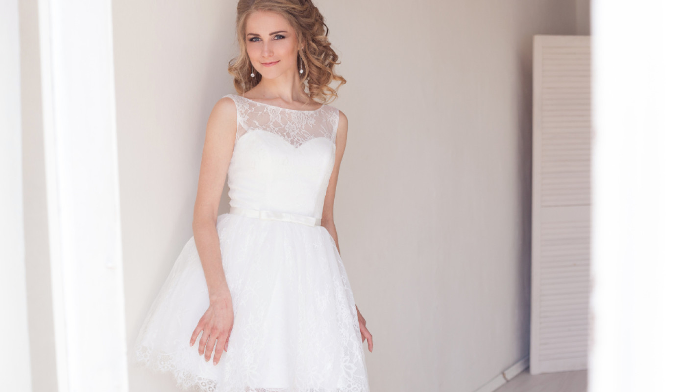 Quelle enseigne spécialisée propose des robes courtes de mariée ?